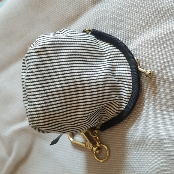 VINTAGE VICTORIA SECRET COIN PURSE -KEY CHAIN CREAME WITH ROSES - Picture 9 of 10